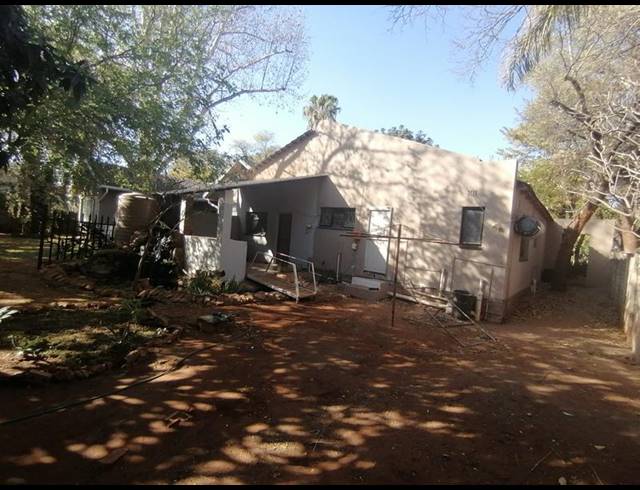 6 BEDROOM HOUSE FOR SALE IN PROTEA PARK